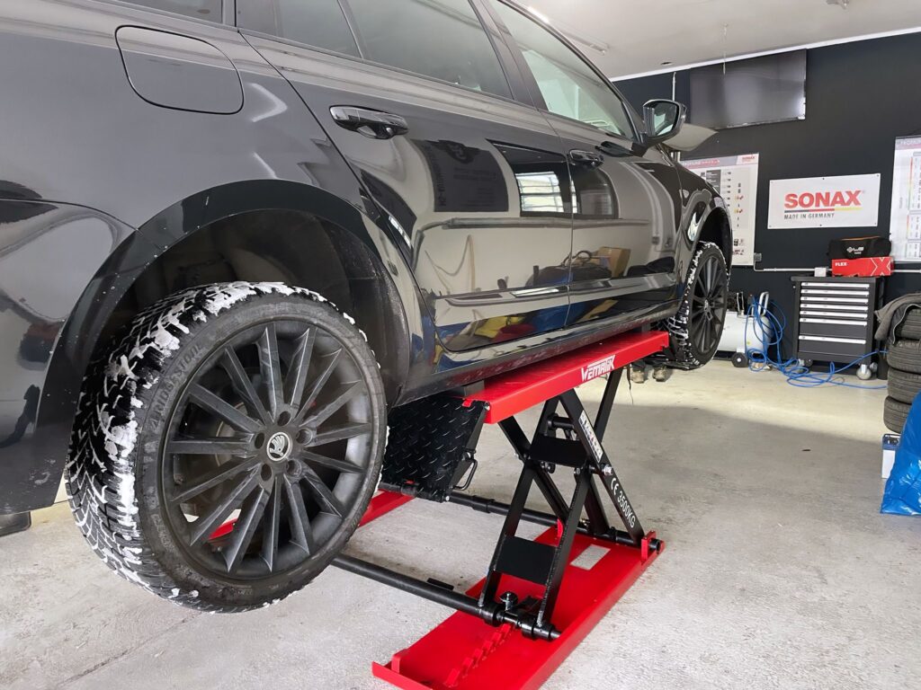 Werkstatt Hebebühne oben mit Auto
